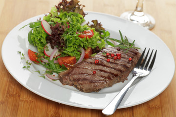 Rumpsteak an Salat
