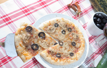 Pizza con olivas negras