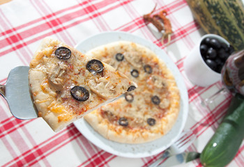 Pizza con olivas negras