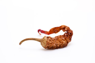 Pimientos rojos secos en fondo blanco