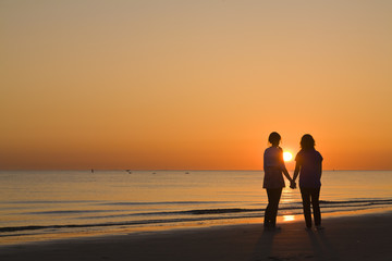 Freundinnen beim Sonnenuntergang.