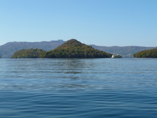 Fototapeta na wymiar 洞爺湖の中島と遊覧船