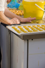 Pasticcere mentre prepara biscotti