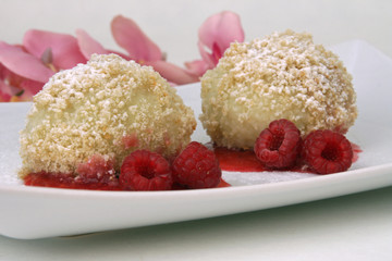 Topfenknödel mit Fruchtsoße
