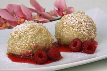 Topfenknödel mit Himbeerragout