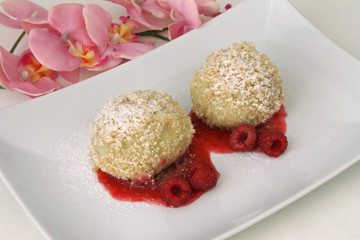 Zwei Topfenknödel mit Fruchtsoße
