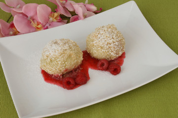 Topfenknödel mit Beerensoße