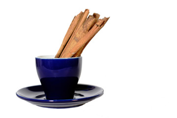 Kaffeetasse mit Zimtstäben