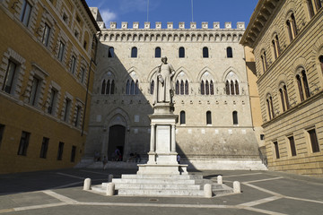 Fototapeta na wymiar Piazza Salimbeni, Siena