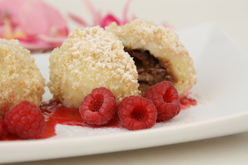 Topfenknödel mit Nougatfülle