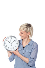blonde frau h&auml;lt uhr