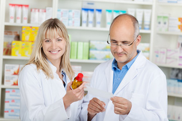 apotheker bei der arbeit