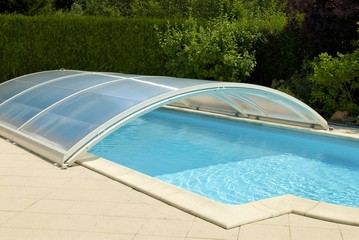 piscine avec abri coulissant