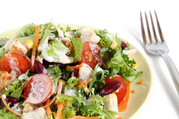 frischer Salat auf einem Teller angerichtet