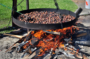 Cottura delle castagne in autunno