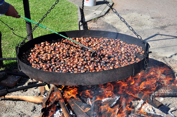 Cottura delle castagne in autunno