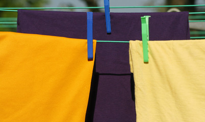 Un &eacute;tendage de linge propre sur un fil avec des pinces &agrave; linge