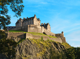 Fototapeta na wymiar Zamek w Edynburgu od jasnego nieba, Szkocja, Wielka Brytania