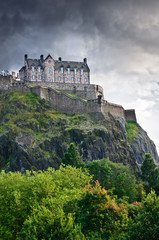 Fototapeta na wymiar Zamek w Edynburgu overdramatic chmury, Szkocja, Wielka Brytania