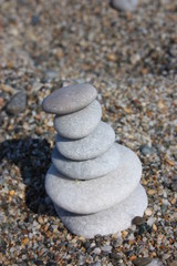 Fototapeta na wymiar stapel von steinen am strand