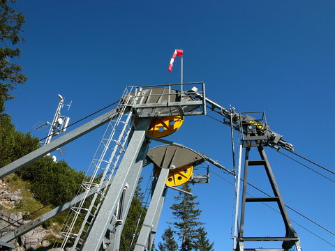 Bergstation der Herzogstandbahn auf dem Fahrenberg bei blauem Himmel und Sonnenschein am Walchensee bei Kochel am See im Kreis Bad T&ouml;lz-Wolfratshausen in Oberbayern