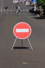 Дорожный знак, запрещающий проезд