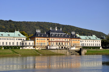 Fototapeta na wymiar Pillnitz zamek nad Łabą