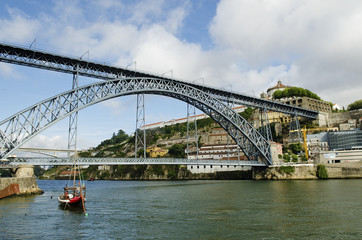 Fototapeta na wymiar dom luis bridge in porto portugal