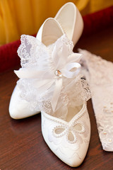 Obraz na płótnie Canvas Bride's shoes and garter