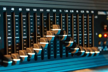 Graphic sound equalizer