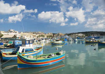 Fototapeta na wymiar tradycyjnych łodzi rybackich port Malta Marsaxlokk