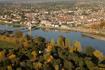 Fototapeta premium Cosne-Cours-sur-Loire vu du ciel