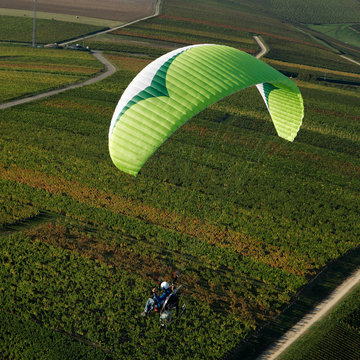 Paramoteur au dessus des vignes de Sancerres (18)