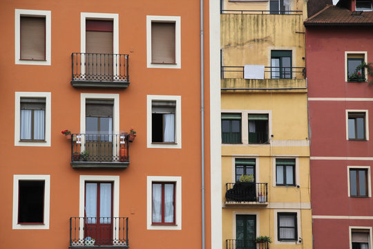 Fachada de un edificio de viviendas en el centro de Bilbao
