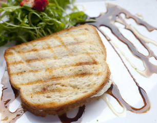 croque monsieur et garniture fraiche