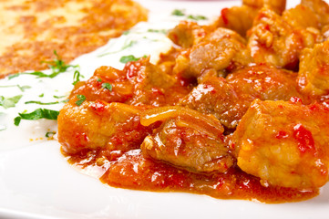 Ungarische Gulasch mit Kartoffelpuffer