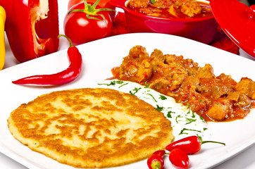 Ungarische Gulasch mit Kartoffelpuffer