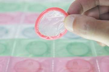 コンドームをつまむ指