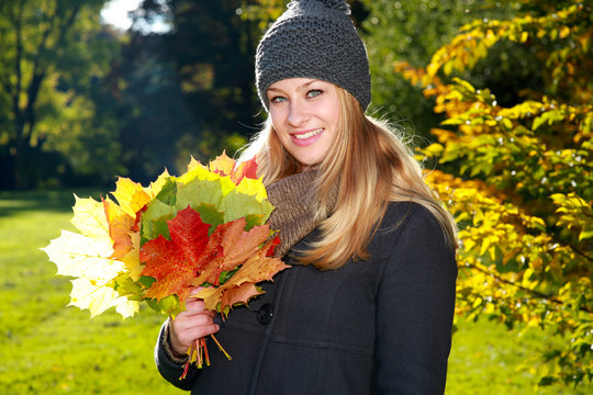 M&auml;dchen hat Spass im Herbst