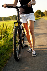 Frau mit Fahrrad
