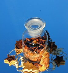 Glas mit Weihnachtsdeko