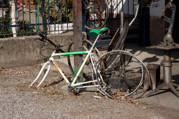 vecchia bicicletta in disuso