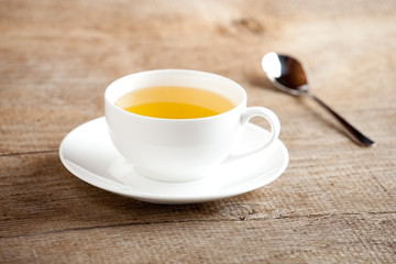 Tasse mit goldgelben Tee