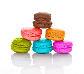 Pyramide de macarons multicolore, fond blanc