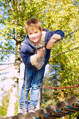 Junge auf dem Spielplatz