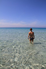 demoiselle les pieds dans l'eau turquoise