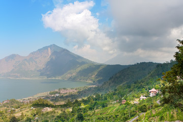 Fototapeta na wymiar Mountain Agung i wulkaniczne jezioro w bottom.Bali.Indonesia