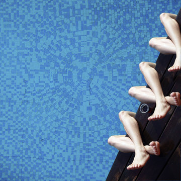 Descansando y relajado en la piscina