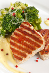 tuna steak with broccoli
