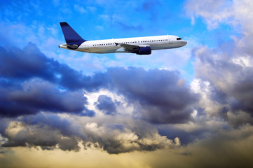 Fototapeta na wymiar Samolot w locie na przestrzeni powietrznej z chmury